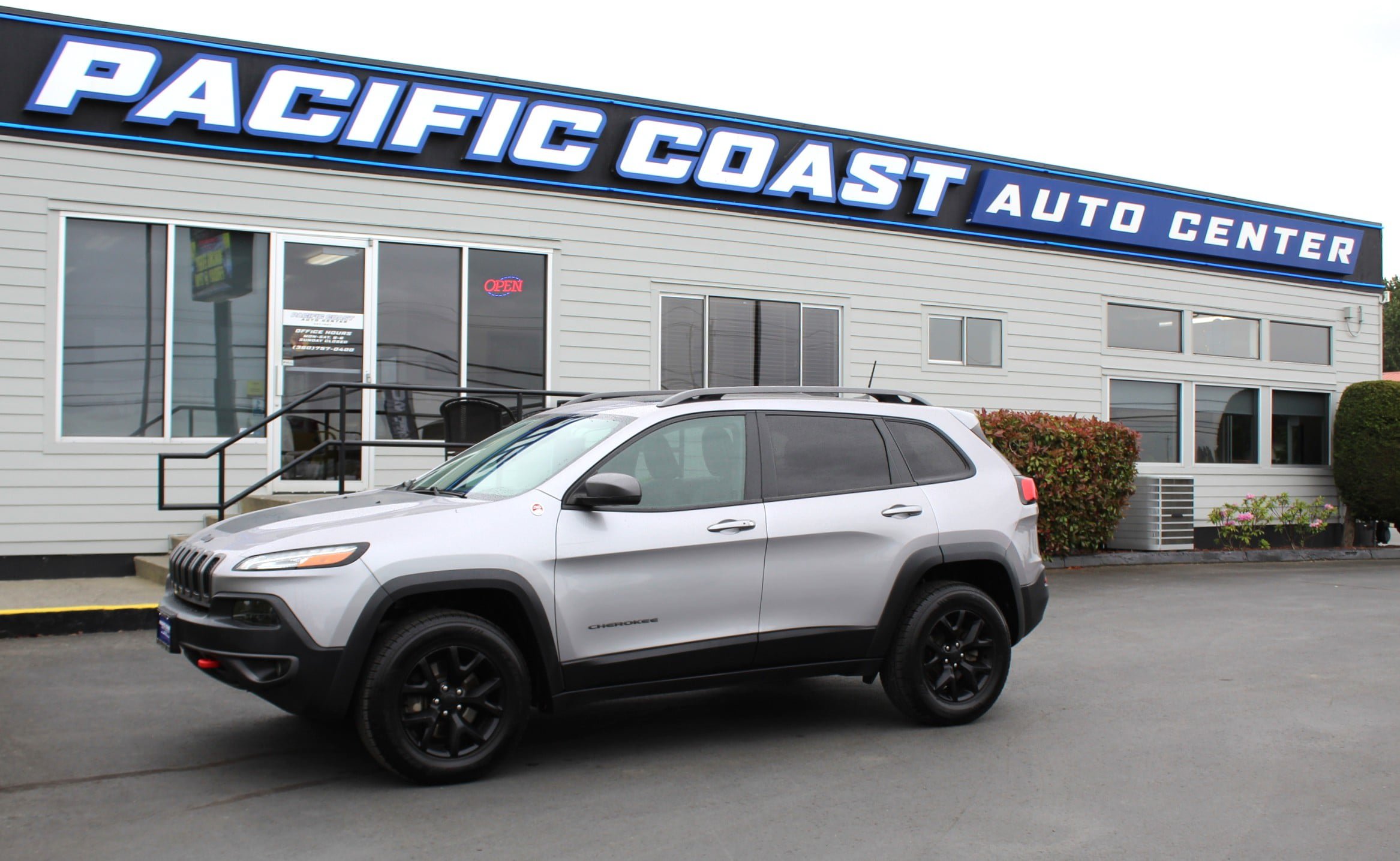 Used 2018 Jeep Cherokee Trailhawk w/ Comfort/Convenience Group AWD/4WD image 1