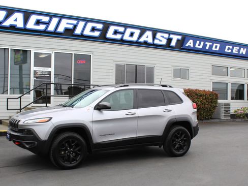 Used 2018 Jeep Cherokee Trailhawk w/ Comfort/Convenience Group AWD/4WD image 1