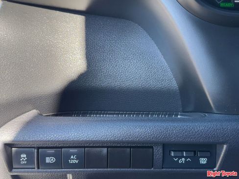 Used 2025 Toyota Sienna Limited image 30