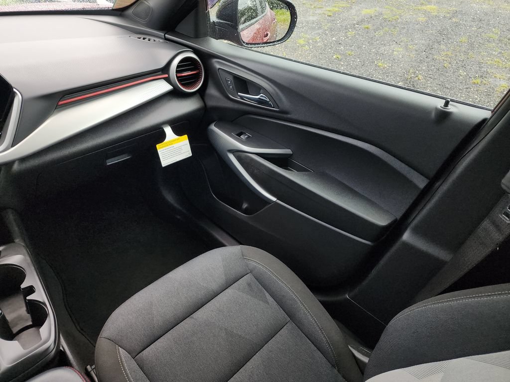 Used 2025 Chevrolet Trax RS FWD image 46