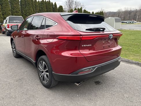 Used 2022 Toyota Venza LE image 6