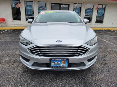 Used 2017 Ford Fusion SE w/ Fusion SE Technology Package FWD image 2