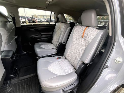 Used 2022 Toyota Highlander Bronze Edition image 25