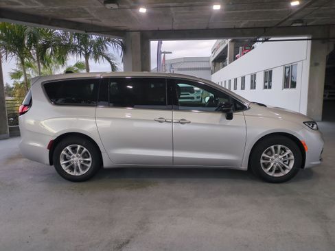 New 2026 Chrysler Pacifica Select image 4