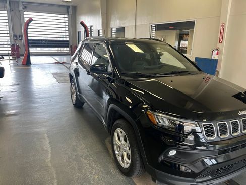Used 2024 Jeep Compass Latitude w/ Convenience Group AWD/4WD image 1