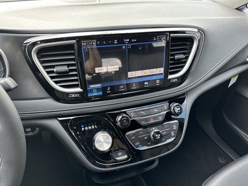 New 2026 Chrysler Pacifica Select image 31