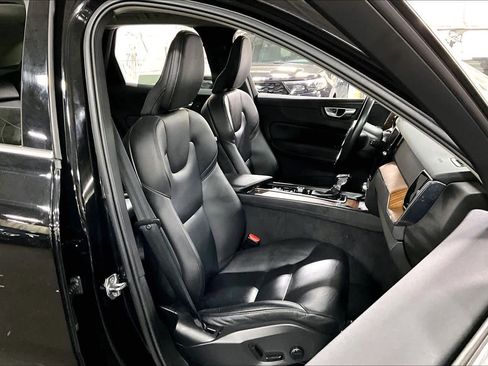 Used 2021 Volvo XC60 T5 Momentum w/ Premium Package AWD/4WD image 9