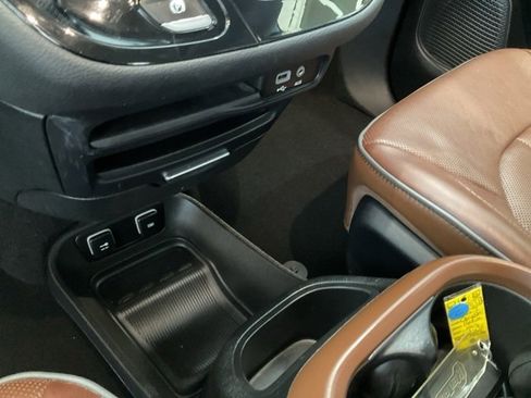 Used 2017 Chrysler Pacifica Limited image 13