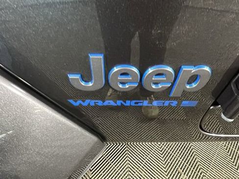 Used 2024 Jeep Wrangler Unlimited w/ Convenience Group AWD/4WD image 10
