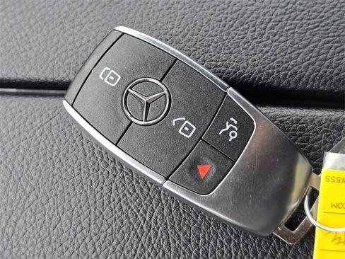 Used 2023 Mercedes-Benz GLB 250 4MATIC w/ Premium Package image 31