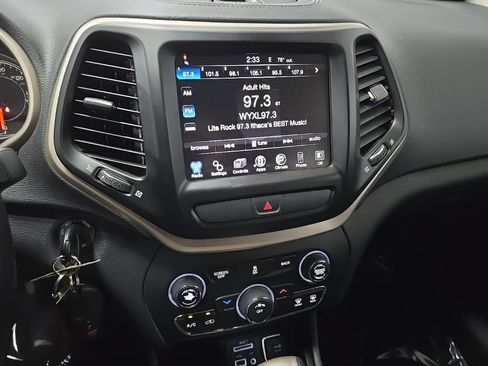 Used 2016 Jeep Cherokee Latitude w/ Cold Weather Group AWD/4WD image 24