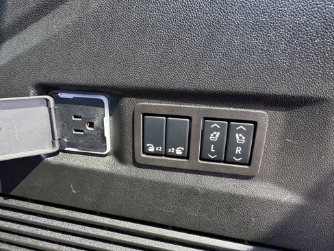 Used 2025 GMC Yukon Denali w/ Sun & Power Step Package AWD/4WD image 48