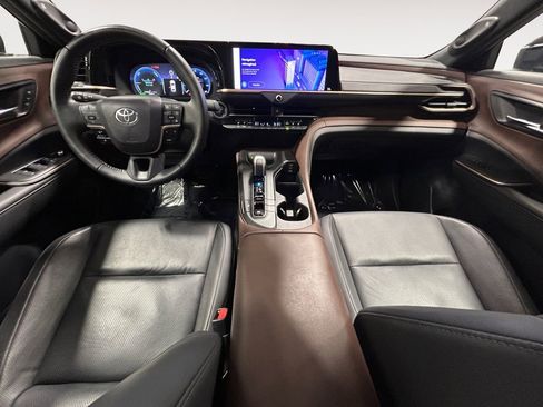 Used 2023 Toyota Crown Limited image 14