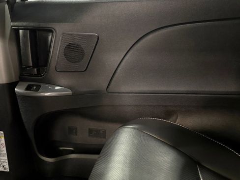Used 2019 Toyota Sienna SE AWD/4WD image 16