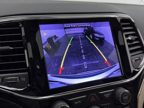 Used 2019 Jeep Grand Cherokee Limited image 24