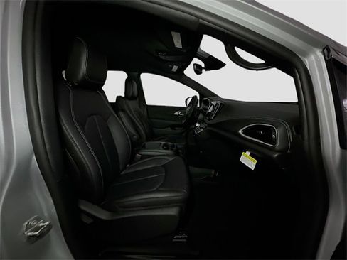 New 2026 Chrysler Pacifica Select image 32