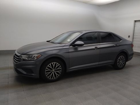Used 2019 Volkswagen Jetta SE image 2
