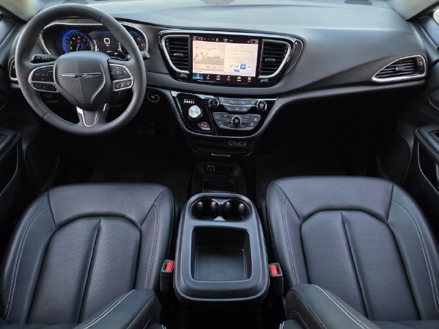 Certified 2025 Chrysler Pacifica Select FWD image 24