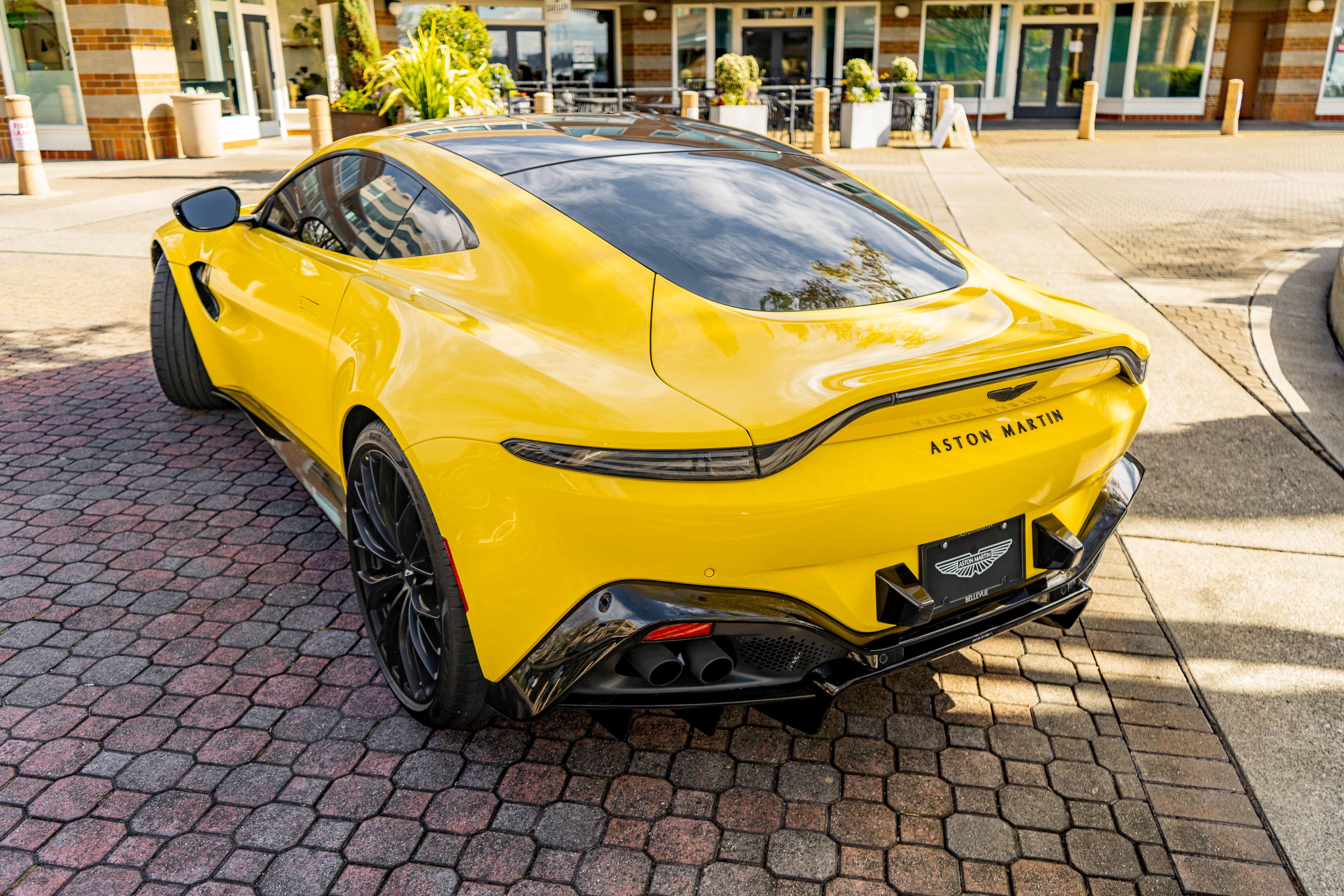 Used 2023 Aston Martin V8 Vantage Coupe RWD image 34