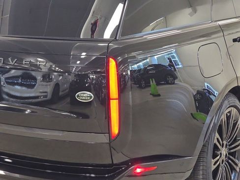 Used 2023 Land Rover Range Rover Long Wheelbase SE image 33