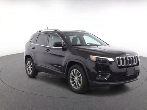 Used 2019 Jeep Cherokee Latitude Plus w/ Cold Weather Group AWD/4WD image 3