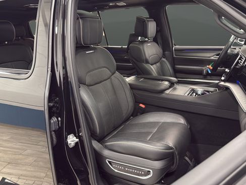 Used 2022 Jeep Grand Wagoneer Series II AWD/4WD image 23
