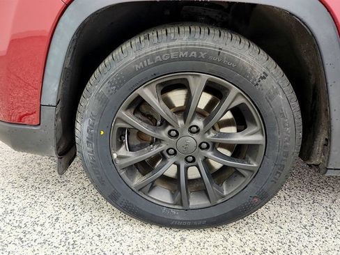 Used 2020 Jeep Cherokee Latitude Plus FWD image 9