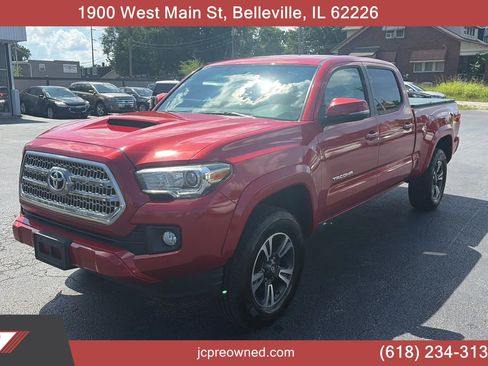 Used 2017 Toyota Tacoma TRD Sport AWD/4WD image 1