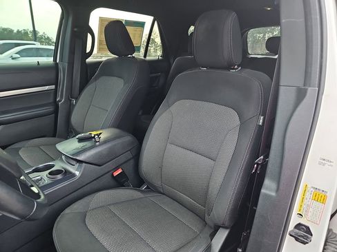 Used 2018 Ford Explorer XLT image 18