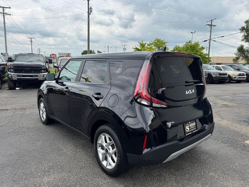 Used 2023 Kia Soul LX w/ LX Technology Package FWD image 3