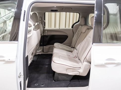 Used 2019 Chrysler Pacifica Limited FWD image 12