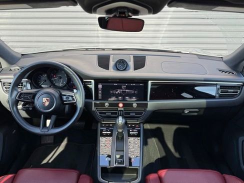 Used 2025 Porsche Macan AWD/4WD image 18