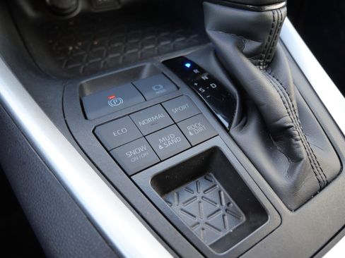 Certified 2025 Toyota RAV4 XLE image 32