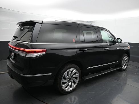 Used 2024 Lincoln Navigator Premiere AWD/4WD image 11