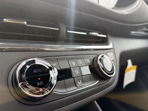 New 2025 Buick Envista Preferred image 12