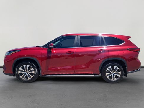 Used 2023 Toyota Highlander XLE FWD image 2