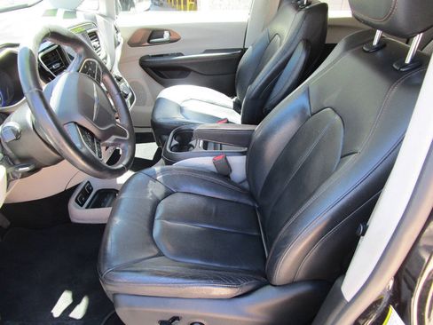 Used 2017 Chrysler Pacifica Touring-L FWD image 7