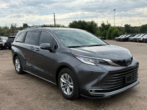 Used 2025 Toyota Sienna Limited AWD/4WD image 7