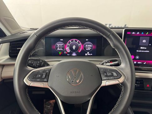 Used 2025 Volkswagen Tiguan SE w/ Panoramic Sunroof Package AWD/4WD image 17