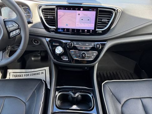 Used 2023 Chrysler Pacifica Limited w/ Uconnect Theater Family Group FWD image 16