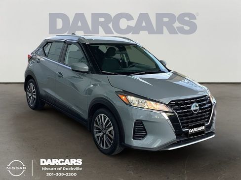 Used 2023 Nissan Kicks SV image 1