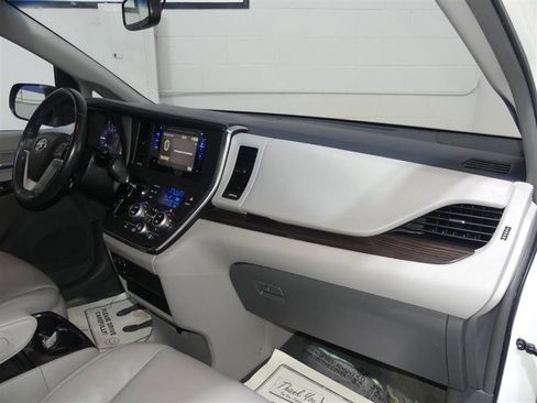 Used 2017 Toyota Sienna XLE image 24