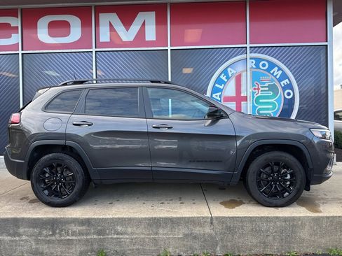 Used 2023 Jeep Cherokee Altitude Lux image 2