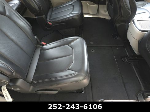 Used 2024 Chrysler Pacifica Touring-L FWD image 43