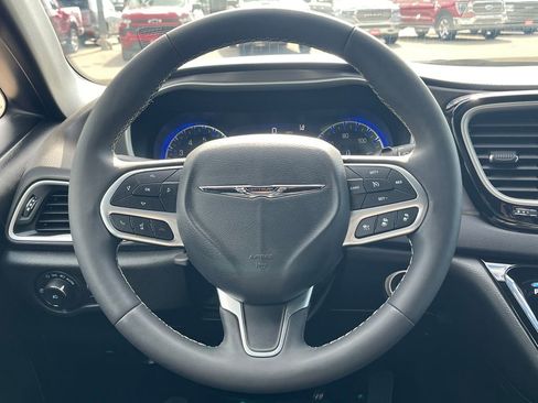 Used 2025 Chrysler Pacifica Select FWD image 19