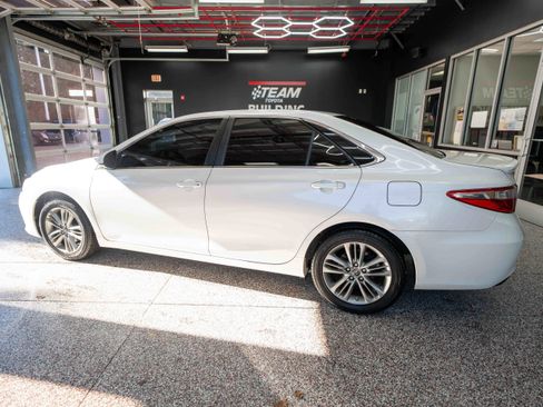 Used 2016 Toyota Camry SE image 2