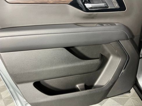 Used 2025 Chevrolet Suburban Z71 image 27