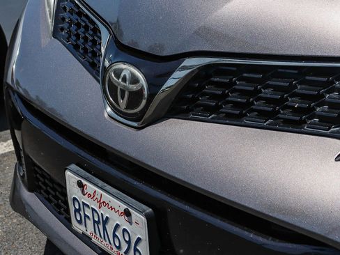 Used 2018 Toyota Sienna SE w/ Carpet Mat Package FWD image 3