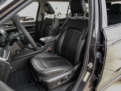 Used 2023 Jeep Grand Cherokee L Limited w/ Luxury Tech Group II image 41