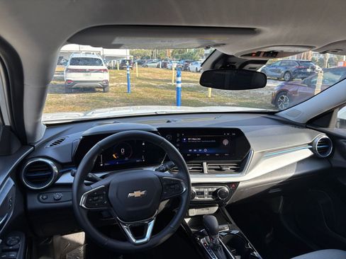 Used 2025 Chevrolet Trax LT w/ LT Convenience Package image 33